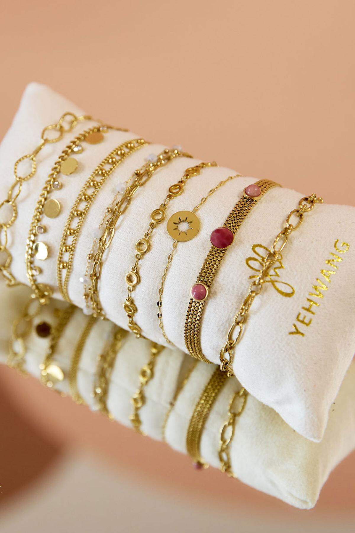 Las pulseras muestran el juego de joyas con gracia. Color dorado Acero inoxidable Imagen3